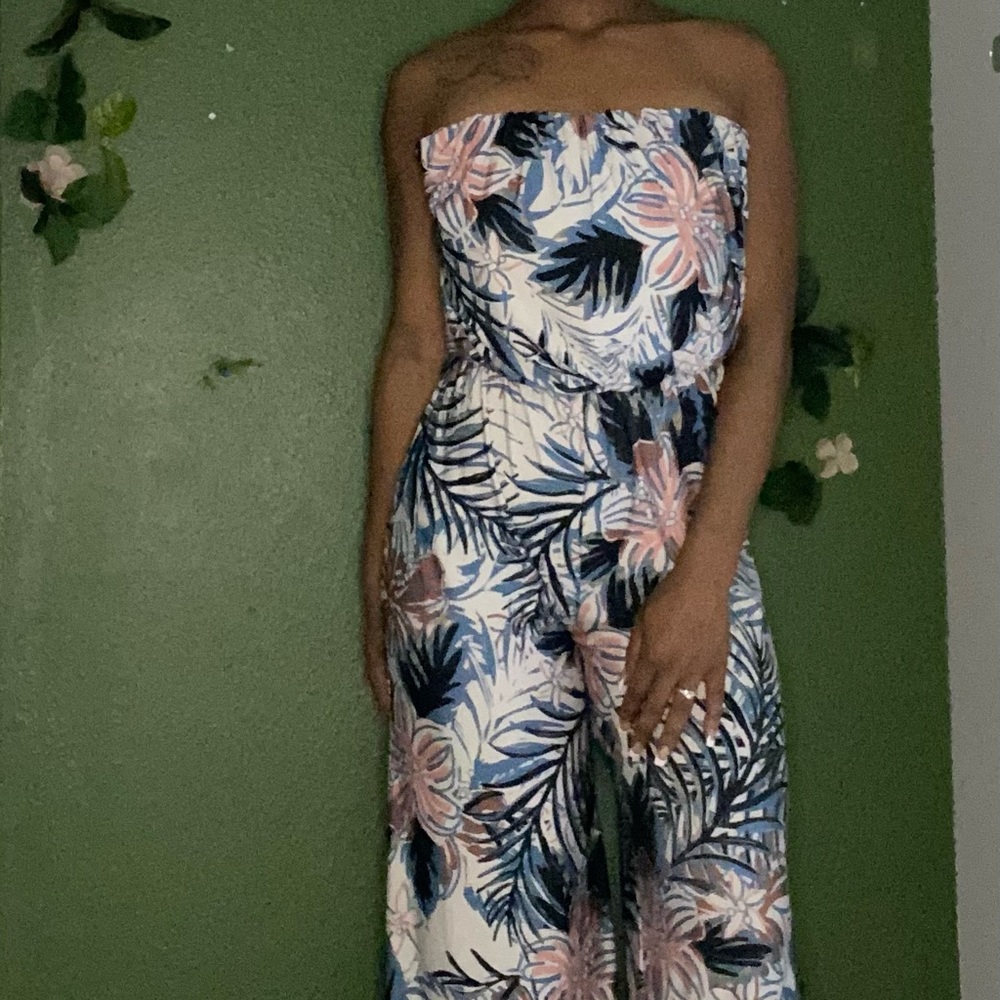 They flare @ the bottom. Im 5’2, recommend wearing this wit heels.